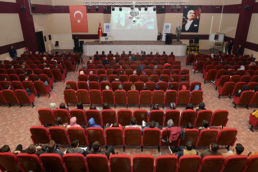 Karamanoğlu Mehmetbey Üniversitesi (KMÜ) ev sahipliğinde Kamu-Üniversite-Sanayi İşbirliği (KÜSİ) Karaman Buluşması gerçekleştirildi.